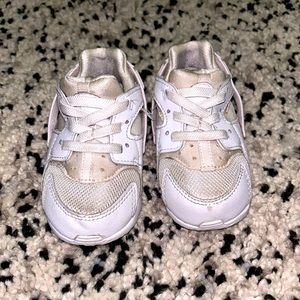White Nike Huarache Run size 6c